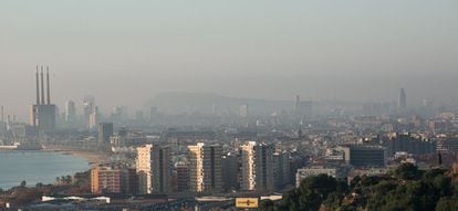 Imagen de Barcelona con una nube de contaminaci&oacute;n.