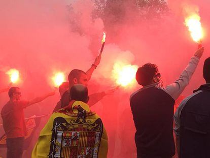 Diverses persones reben a Montjuïc la marxa ultra.