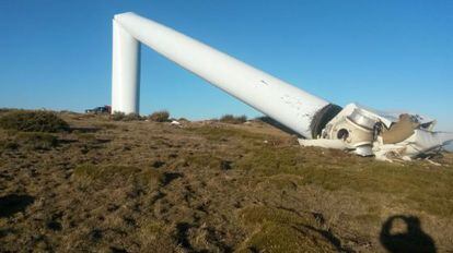 Foto del aerogenerador tumbado por el viento en el municipio zaragozano de Pujurosa. 