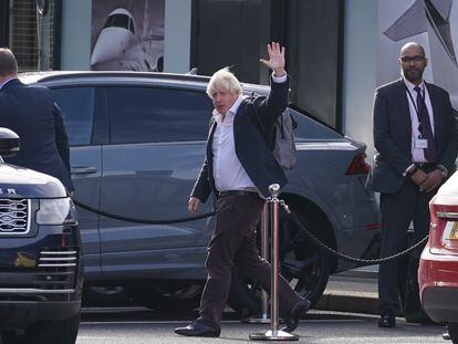 Boris Johnson, este sábado, en el aeropuerto londinense de Gatwick, recién llegado de la República Dominicana.