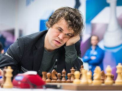 Carlsen piensa una de sus jugadas, hoy, en Wijk aan Zee