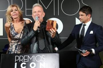 Bibiana Fernández y José María Manzanares, entregan el Premio ICON a la trayectoria de moda al diseñador Jean Paul Gaultier.