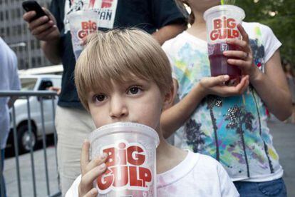 Dos niños durante una protesta contra la propuesta de prohibir las bebidas azucaradas en Nueva York