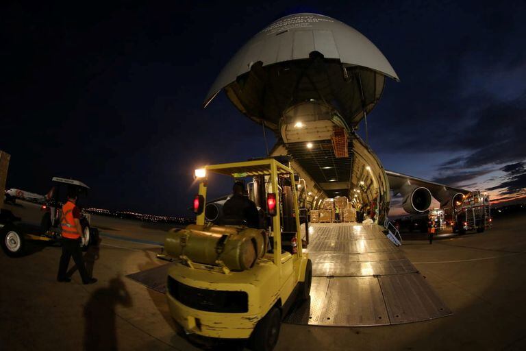 Un avión de carga con equipamiento sanitario chino destinado a Brasil, este miércoles.
