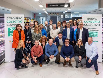 Representantes de sindicatos y de Mercadona en el Centro de Coinnovación Jarrods en Paterna, Valencia, en una imagen cedida por la compañía.
