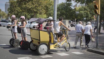 Un bicitaxi es dirigeix a la Barceloneta.