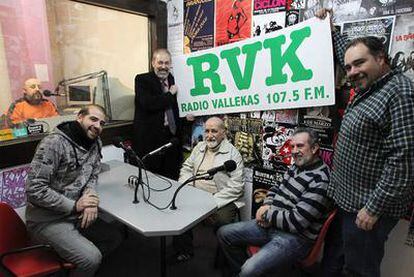 Miembros del <i>gabinete de crisis</i> de Radio Vallekas posan en un estudio de la emisora.