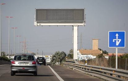 Panel informativo apagado en una carretera de Valencia.