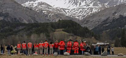 Asistentes al memorial por las víctimas de la catástrofe del avión siniestrado en los Alpes franceses.