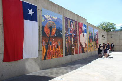 El mural 'Todas las manos' en honor a Orlando Letelier en el Katzen Arts Center de la American University, en Washington.