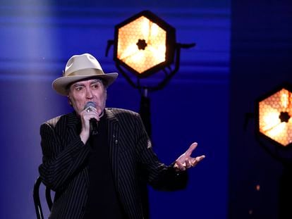 El cantautor Joaquín Sabina, acompañado por Leiva a la guitarra, ha interpretado 'Tan joven y tan viejo' durante la gala de la 36 edición de los Premios Goya.