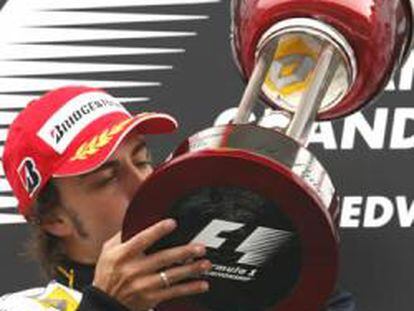 Fernando Alonso celebra su victoria en Fuji.