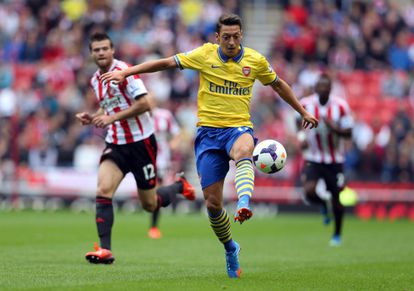 Özil controla la pelota ante el Sunderland.