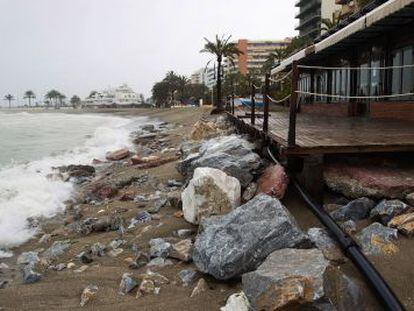 Una playa de Marbella, sin casi arena tras un  temporal.