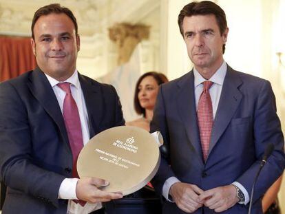 Ángel León, con su premio como Mejor Jefe de Cocina 2012, en compañía del ministro López Soria.