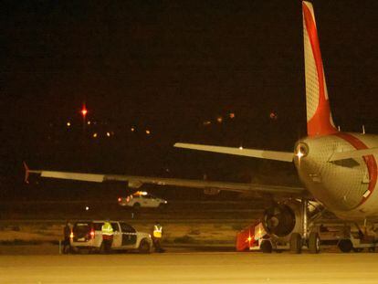 El avión de Air Arabia y un vehículo de la Guardia Civil, el pasado viernes en el aeropuerto de Palma de Mallorca.