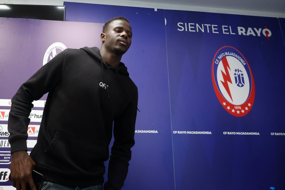 Cheikh Sarr, sancionado por dos partidos por enfrentarse a aficionados que insultaban a racistas |  Fútbol |  Deportado