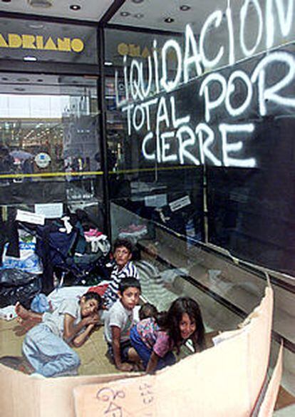 Una familia argentina que vive en la entrada de una tienda.