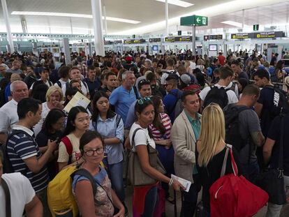 Colas en los controles de seguridad, el pasado mes de agosto, en el Aeropuerto de Barcelona-El Prat.