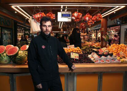 Javier López es hijo del dueño de Frutas Mari Carmen. 