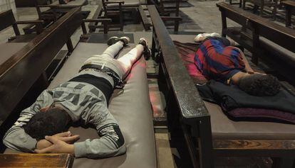 Menores durmiendo en la iglesia de Santa Anna.