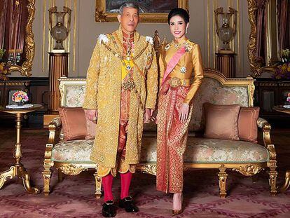 El rey Maha Vajiralongkorn, Rama X de Tailandia, con su concubina, Sineenat Wongvajirapakdi, en agosto.