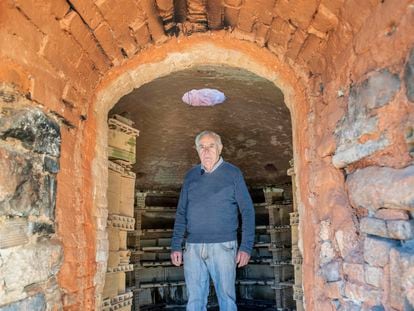 Melchor Tito, exponente de la alfarería tradicional de Úbeda, recorre el interior de su horno árabe.