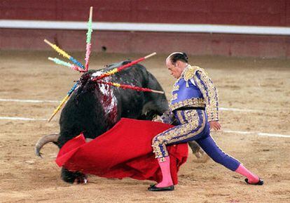 Antoñete, en un personalísimo ayudado por bajo en el segundo toro de su lote en un corrida celebrada en la madrileña plaza de Leganés en 1999.