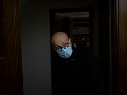 Nigo Ghosian tiene 70 años y es paciente de cáncer. A pesar de ser dueño de una farmacia junto a su sobrino, no puede traer las medicinas a su negocio por la tremenda crisis económica en la que está sumergida el Líbano.