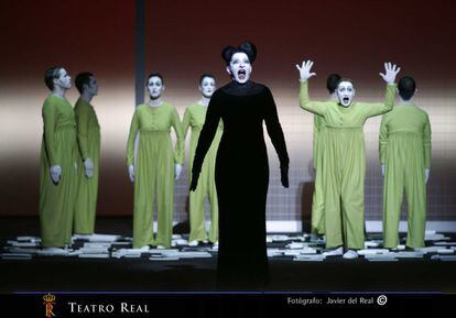 Una escena del espectáculo de 'Vida y muerte' ('The Life and Death') de Marina Abramovic, dirigida por Robert Wilson, en el Teatro Real de Madrid.