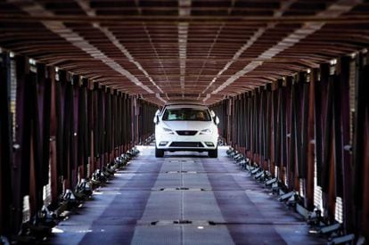 Un coche de Seat es introducido en el vagón de un tren para trasladarlo al puerto de Barcelona