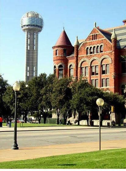 Palacio de Justicia Old Red de Dallas, con Reunion Tower al fondo