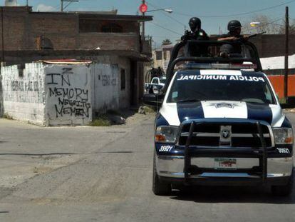 Polic&iacute;as recorren un barrio de Torre&oacute;n. 