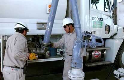 Trabajadores de Pemex abastecen combustible. 