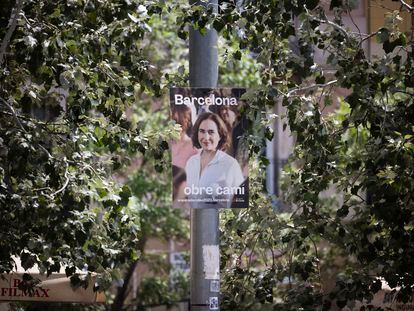 Cartel electoral de Ada Colau en el barrio del Raval, frente a la Filmoteca.