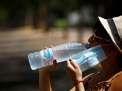 Una mujer bebe agua en Córdoba durante la ola de calor de principios de agosto de este año.