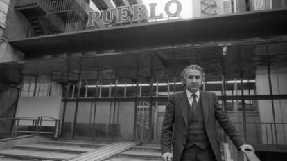 Juan Antonio Gurriarán, último director del diario Pueblo, posa ante la puerta principal del edificio, el día del cierre del periódico que fuera órgano de los sindicatos verticales y uno de los diarios de mayor difusión durante el franquismo. El Gobierno decidió cerrar el periódico haciéndolo coincidir con la liquidación de la cadena de Medios de Comunicación Social del Estado.