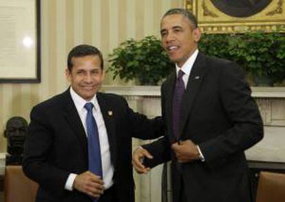 El presidente de Estados Unidos Barack Obama (d) posa junto al presidente de Perú, Ollanta Humala (i), tras su encuentro en la Casa Blanca, en Washington (Estados Unidos), el 11 de junio de 2013.