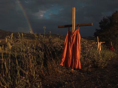 La fotografía ganadora del World Press Photo 2022, de Amber Bracken para 'The New York Times': una hilera de cruces en memoria de los menores indígenas muertos en una de las instituciones abiertas en Kamloops, en British Columbia (Canadá)