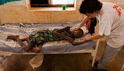 Una paciente con malaria es atendida en un hospital de M&eacute;dicos Sin Fronteras en la Rep&uacute;blica Centroafricana.