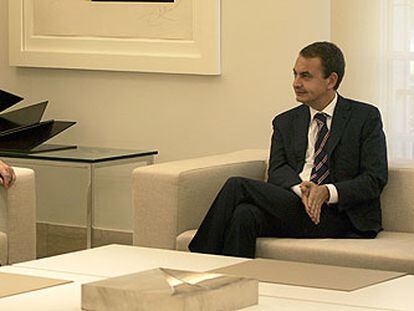 José Luis Rodríguez Zapatero conversa con Francisco González (izquierda) y Emilio Botín el lunes en La Moncloa.