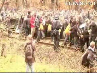 Las protestas que intentan impedir la llegada de residuos nucleares a un depósito en el norte de Alemania se vieron empañadas hoy por choques violentos entre agentes y manifestantes.Los activistas antinucleares han tratado de obstaculizar el paso del tren con un cargamento de 123 toneladas de desechos atómicos.