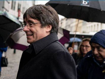 El expresidente catalán Carles Puigdemont asiste a una protesta frente a la Eurocámara en Bruselas, este 1 de octubre.