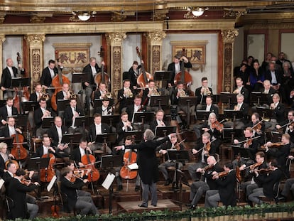 La Filarmónica de Viena bajo la dirección de Franz Welser-Möst, durante la vista previa del concierto de Año Nuevo 2023 en el Gran Salón del Wiener Musikverein.