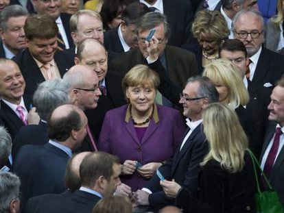 Angela Merkel, antes de depositar su voto.