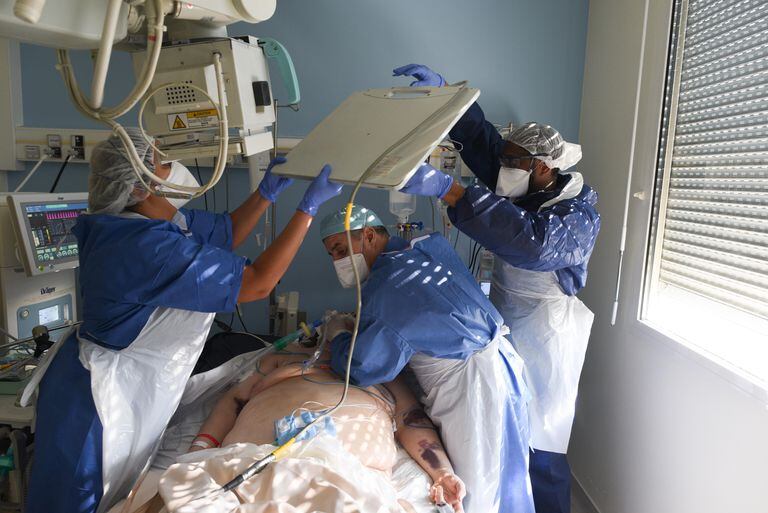 Un hombre con coronavirus y sobrepeso es atendido en un hospital de Stains (Francia) el pasado 9 de abril.