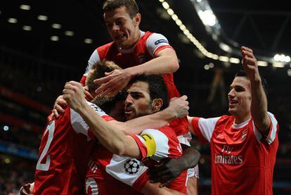 Los jugadores del Arsenal celebran el segundo gol