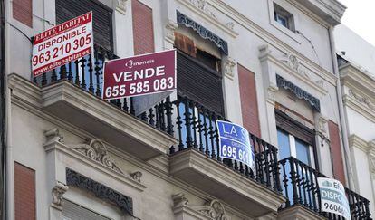 Pisos en Valencia con el cartel de disponibles.