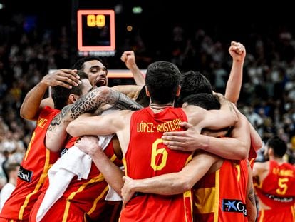 Los jugadores de España celebran su victoria después de ganar la semifinal ante Alemania.