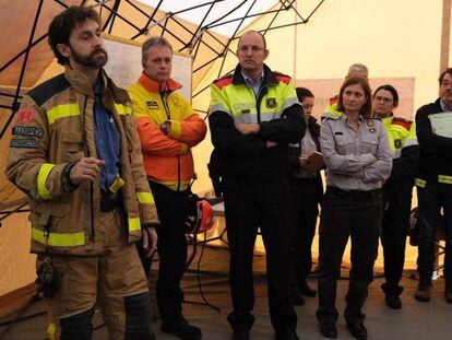 Bomberos y Mossos en el Centro de Mando Avanzado de La Canonja.